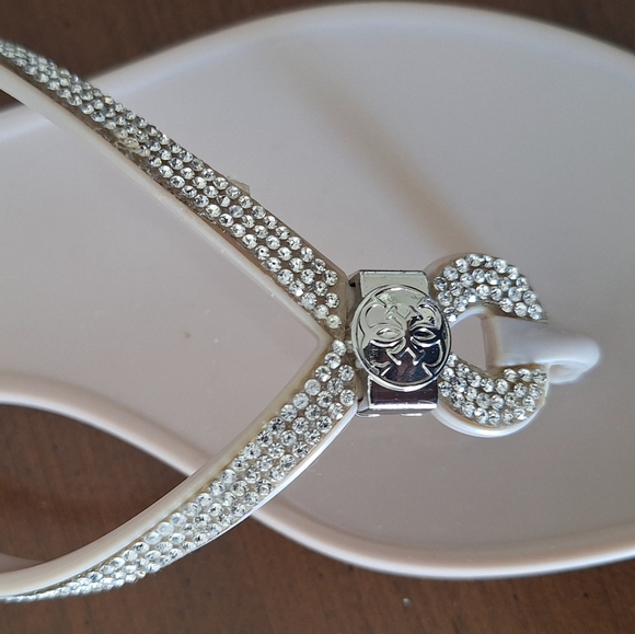 GUESS Cream Women's Sandals Flip Flops  Size 7 NWOT - Picture 5 of 8